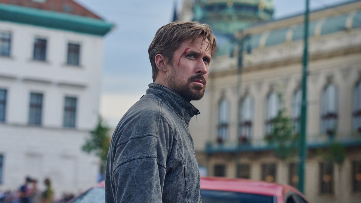Ryan Gosling brooding with a bleeding head in The Gray Man