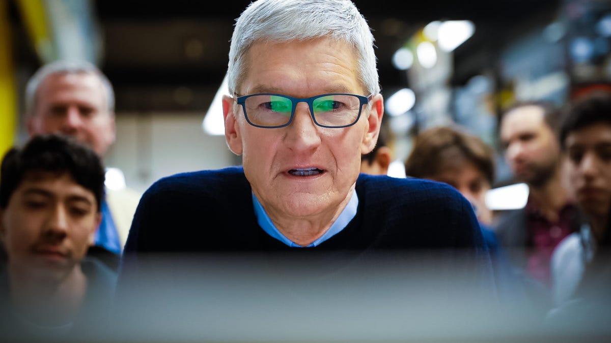 apple-ipad-chicago-tim-cook-9425