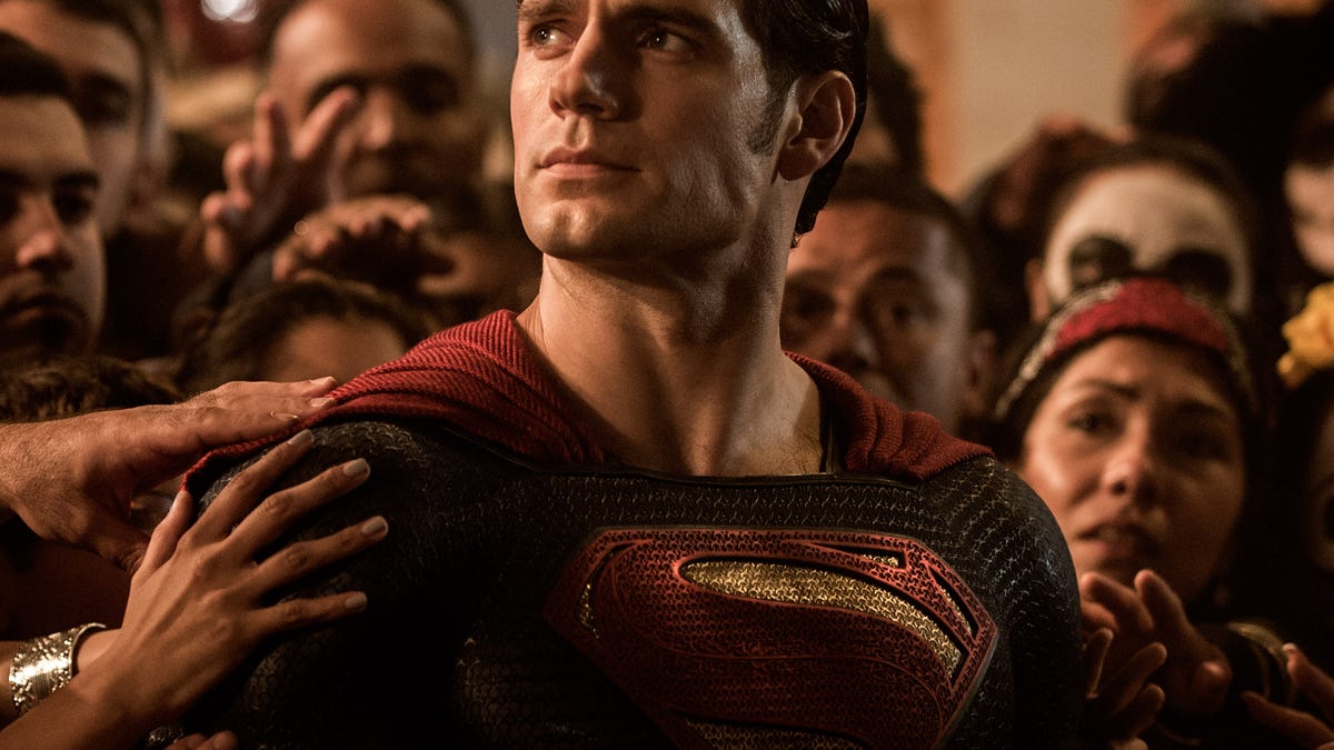 batman-superman-dawn-justice-cavill-crowd.jpg