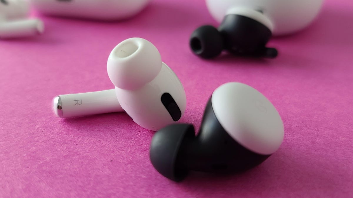 apple-airpods-vs-samsung-buds-plus-9313