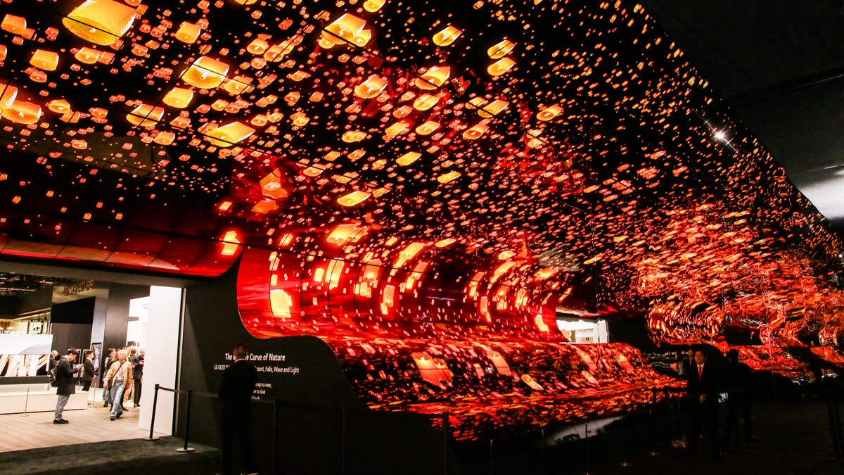 09-lg-booth-massive-curve-of-nature