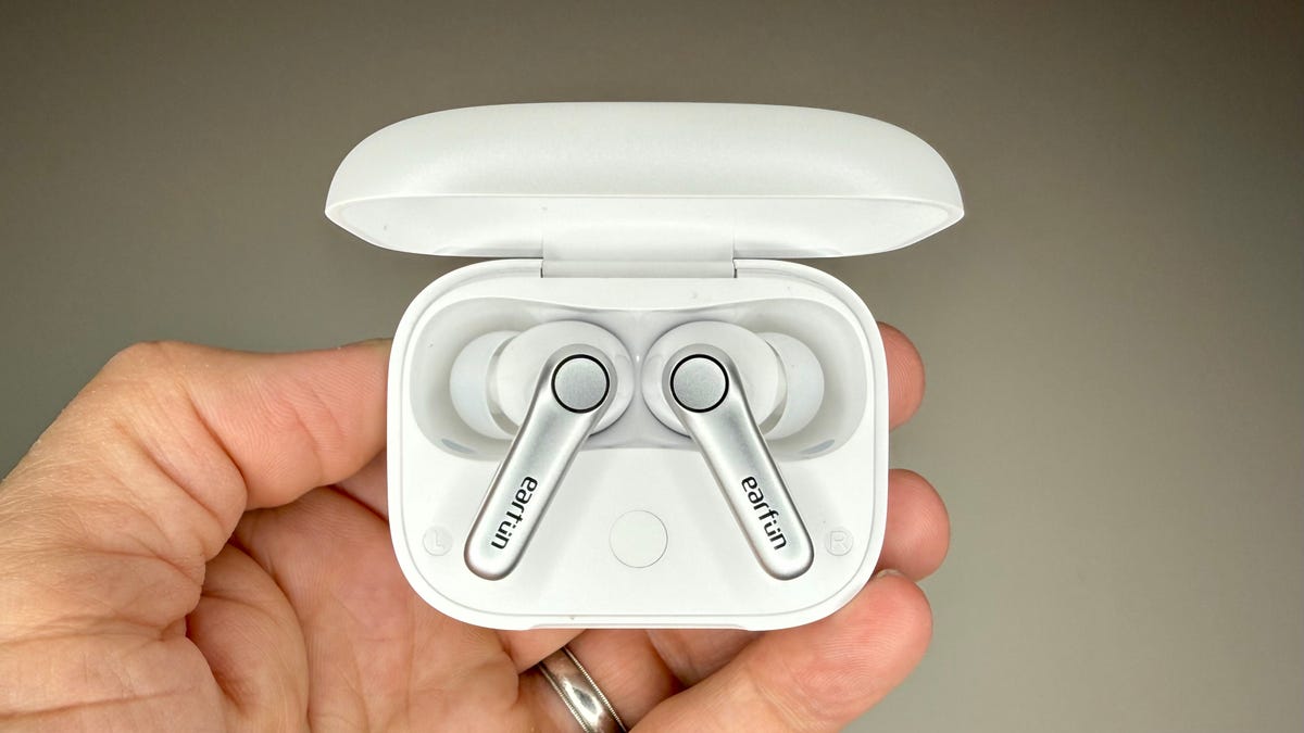 earfun-airpro-4-in-hand.jpg