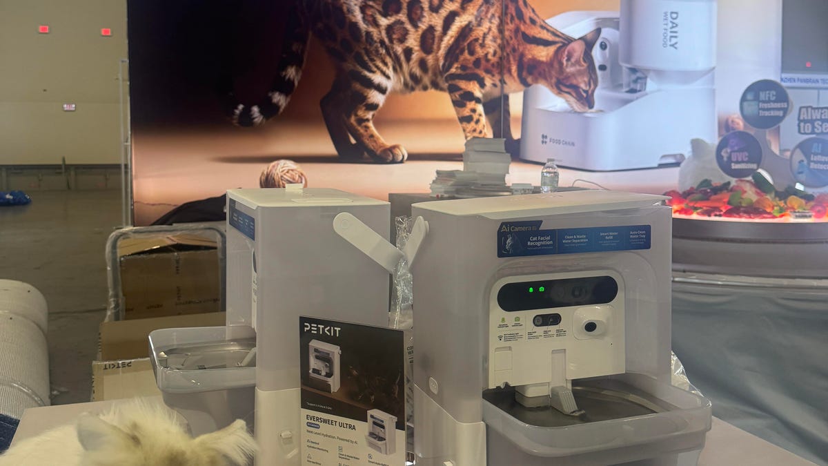 photo of a smart drinking station and smart wet feeder from Petkit at CES