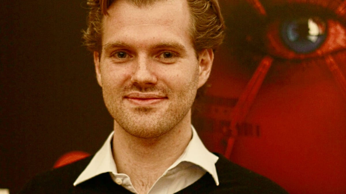 Crypto expert Karsten Nohl released a tool that people can use to test whether their mobile phones can be snooped on and hopes the move will spur telecom providers to patch their GSM networks.