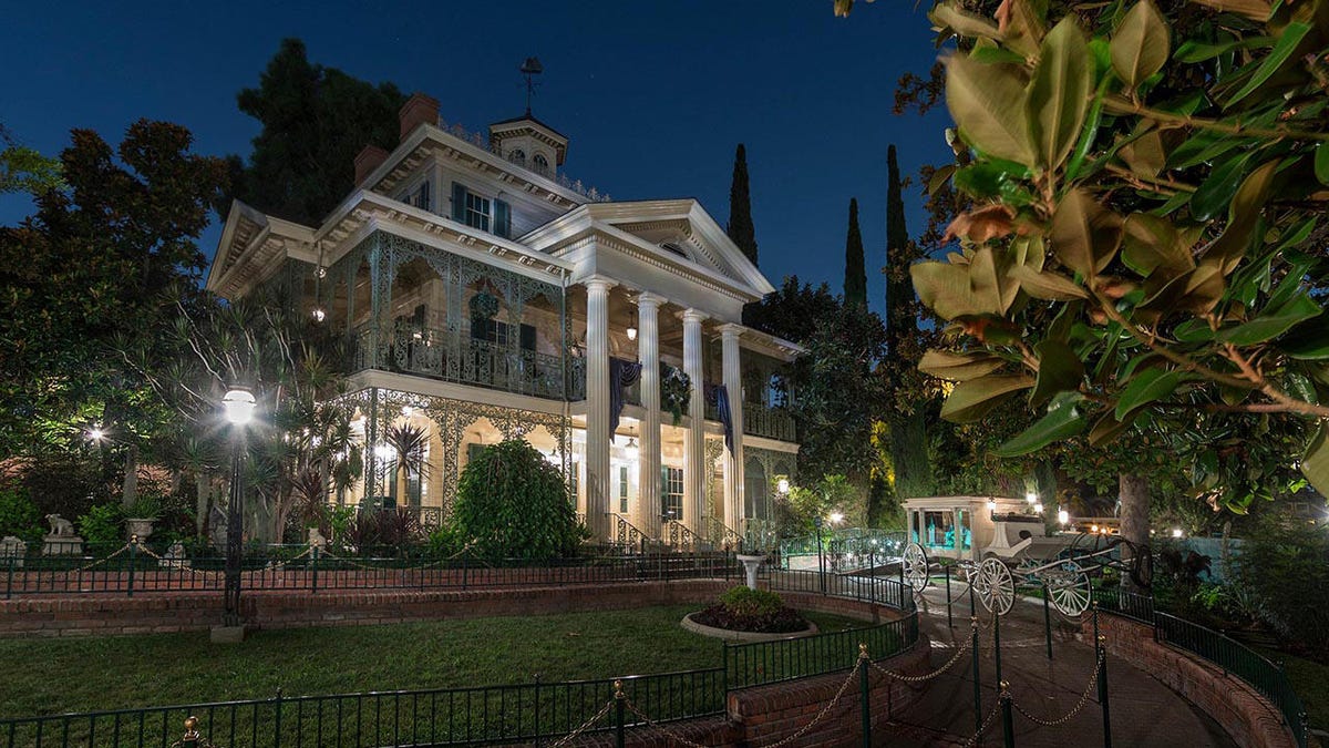 disneyland-haunted-mansion