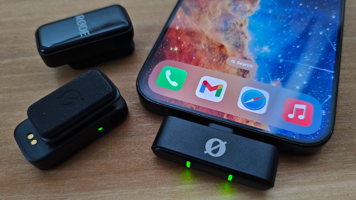 Rode Wireless Micro connected to phone