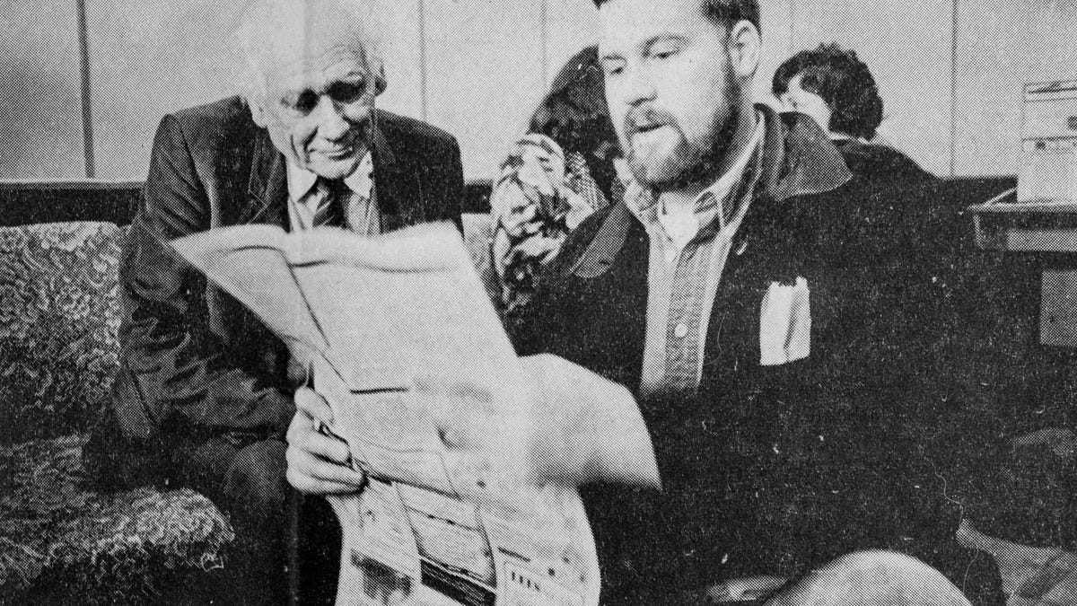 CNET reporter Stephen Shankland shows a copy of the newspaper where he worked in 1995, the Los Alamos Monitor, to Russian nuclear weapons physicist Viktor Adamsky. Adamsky helped design the most powerful nuclear weapon ever exploded, the Tsar Bomba from 1961.