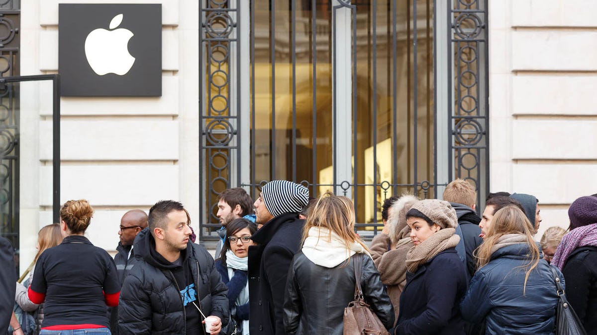 The head of the queue of several hundred people who came to buy an iPhone 5 at the Paris Apple store
