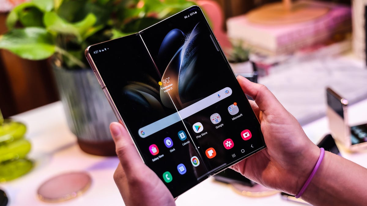 Samsung Galaxy Z Fold 4 folds in half lengthwise