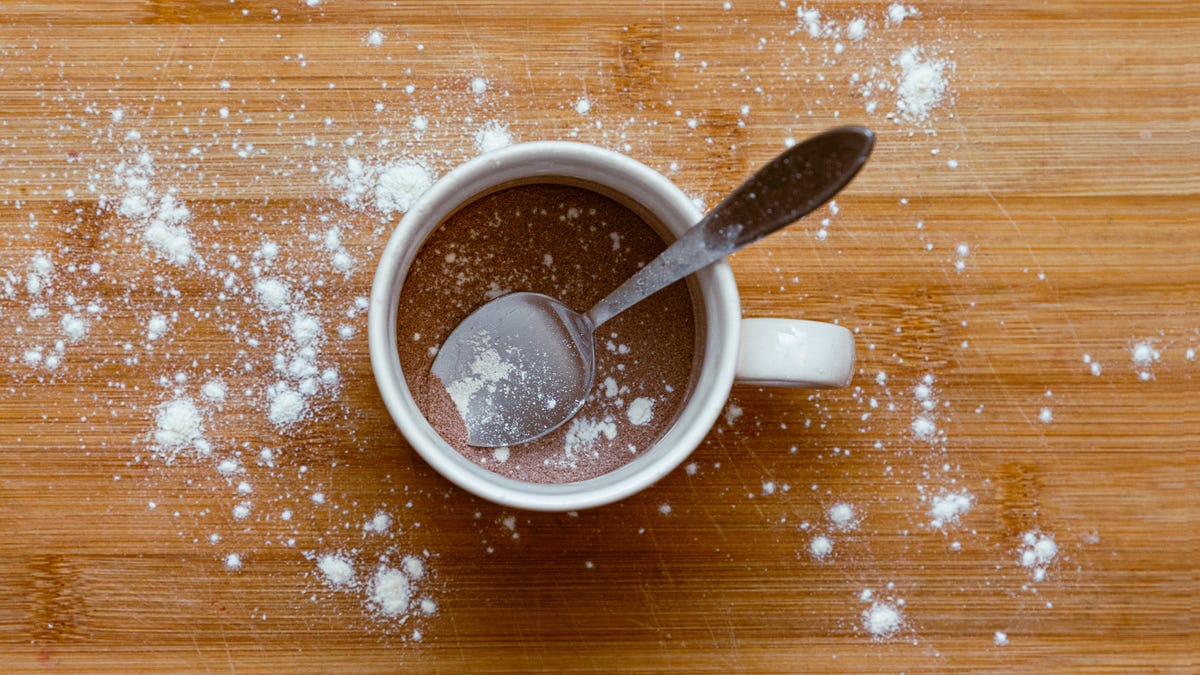 Making cake in a cup