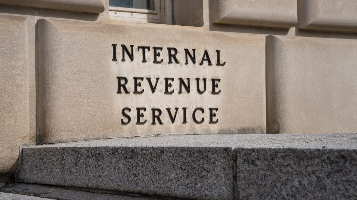 Building with the words Internal Revenue Service outside.