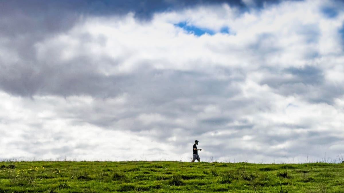 coronavirus-hiking-outdoors01000