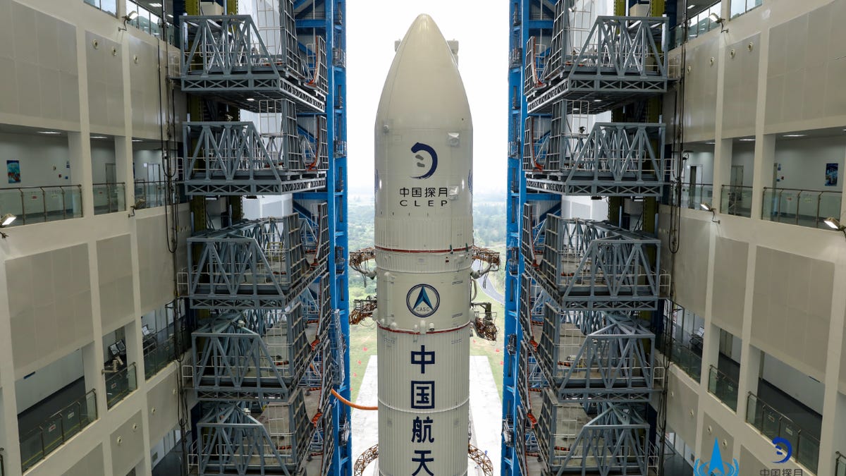 Long March rocket with Chang'e 5 lander inside