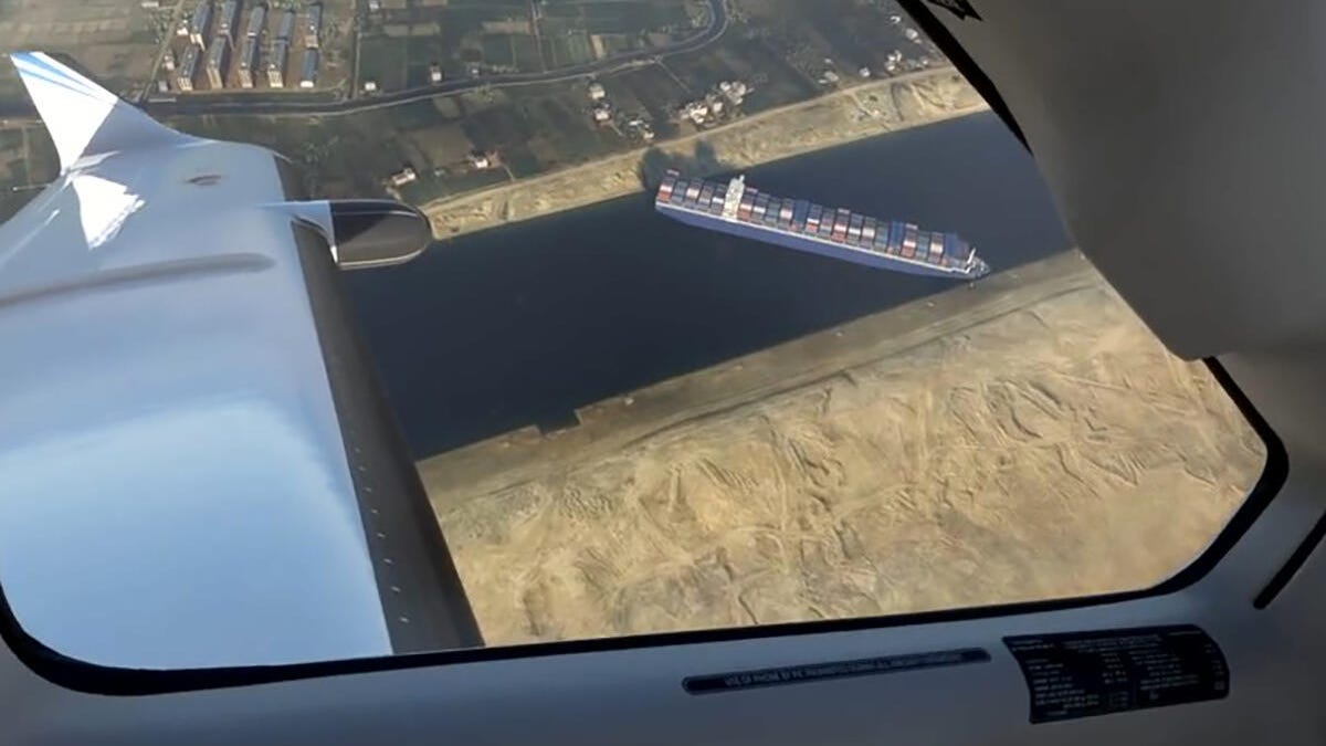 microsoft-flight-simulator-2020-suez-canal-stuck-cargo-ship-moment