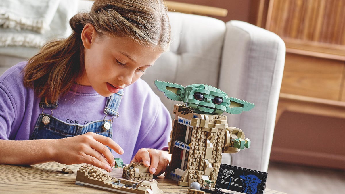 star-wars-lego-baby-yoda-75318-lifestyle-build