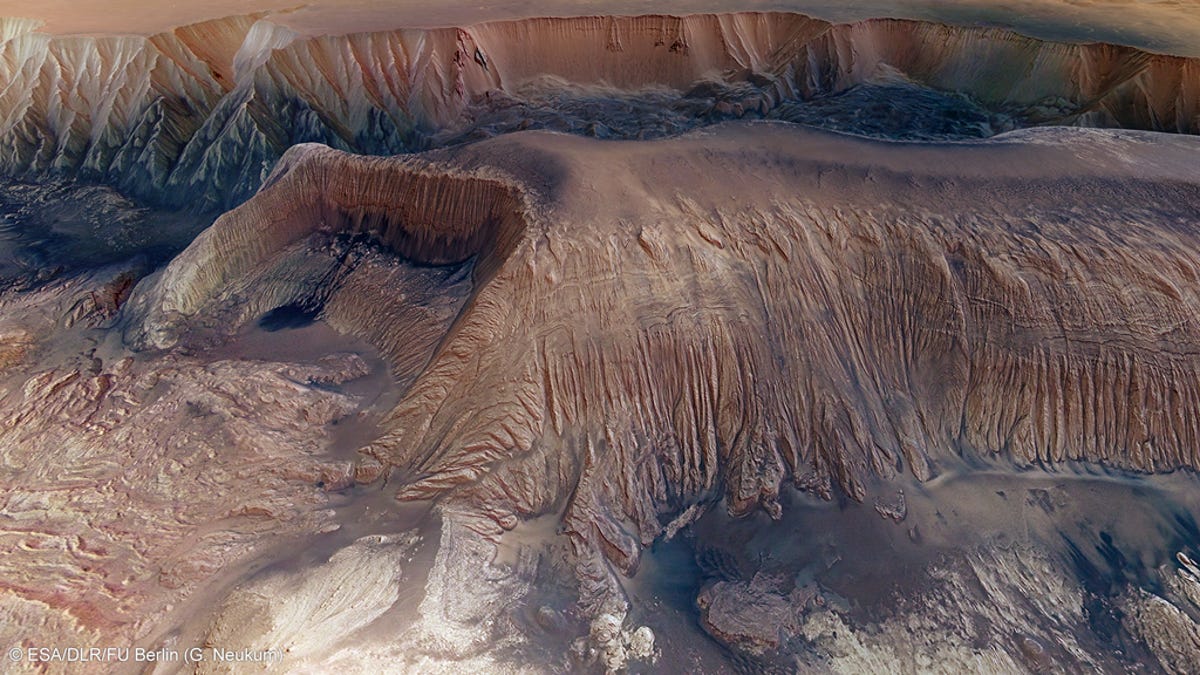 Hebes_Chasma_mesa.jpg