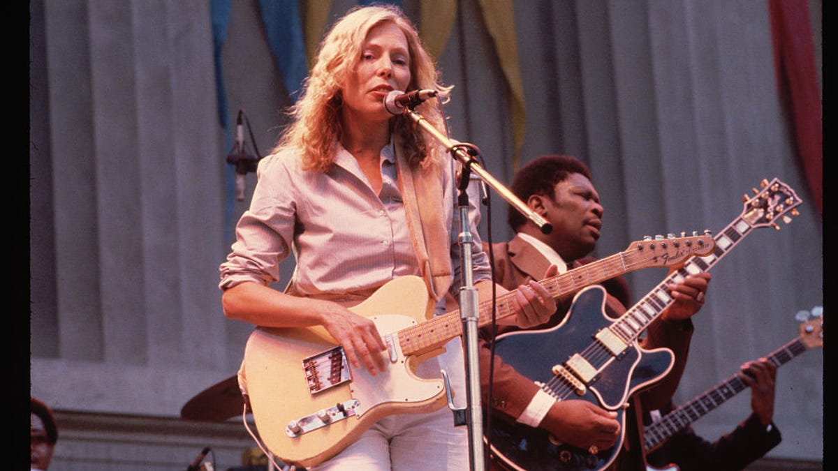 Joni Mitchell performing with B.B. King.