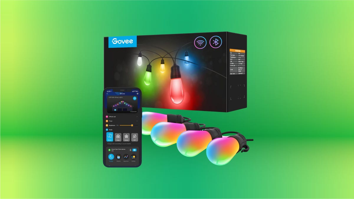 The Govee smart outdoor string lights H7021 is displayed against a gradient green background.