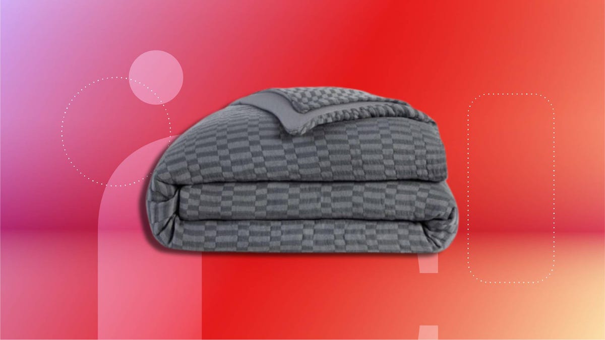 A Brooklinen blanket on a CNET background.