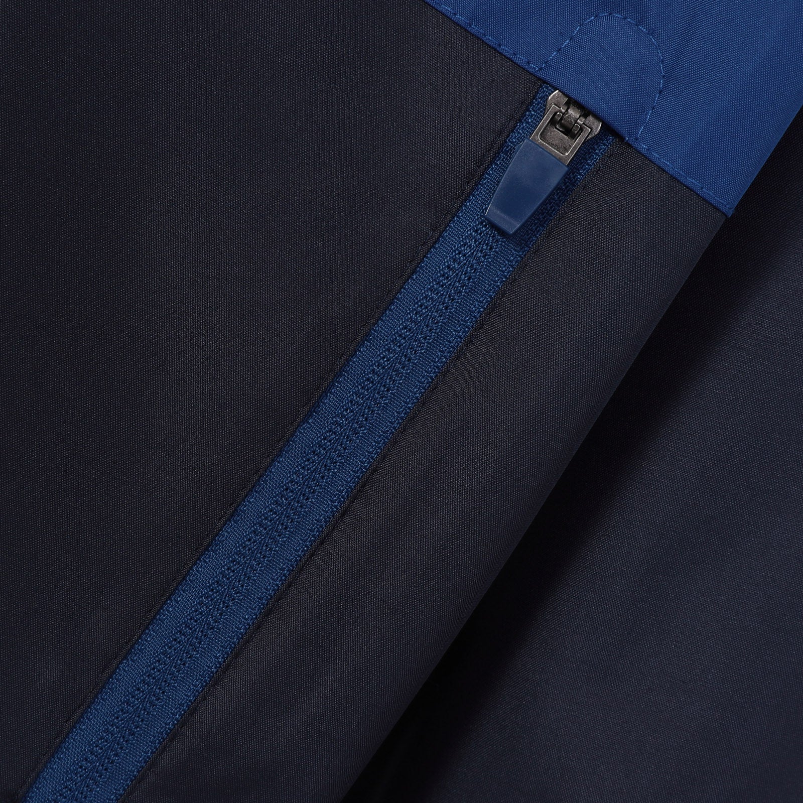 Spurs kids shower jacket in navy blue with club crest to the chest.