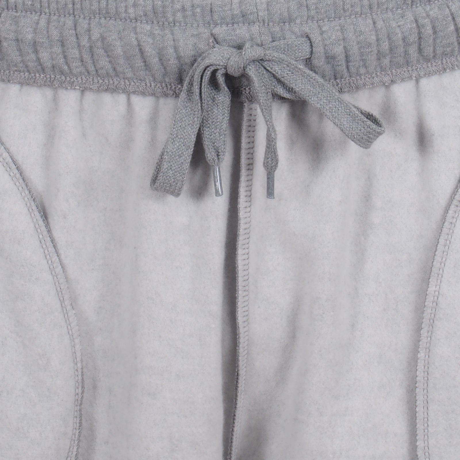 Celtic adults fleece shorts in grey with crest to left leg and pockets to front & back.