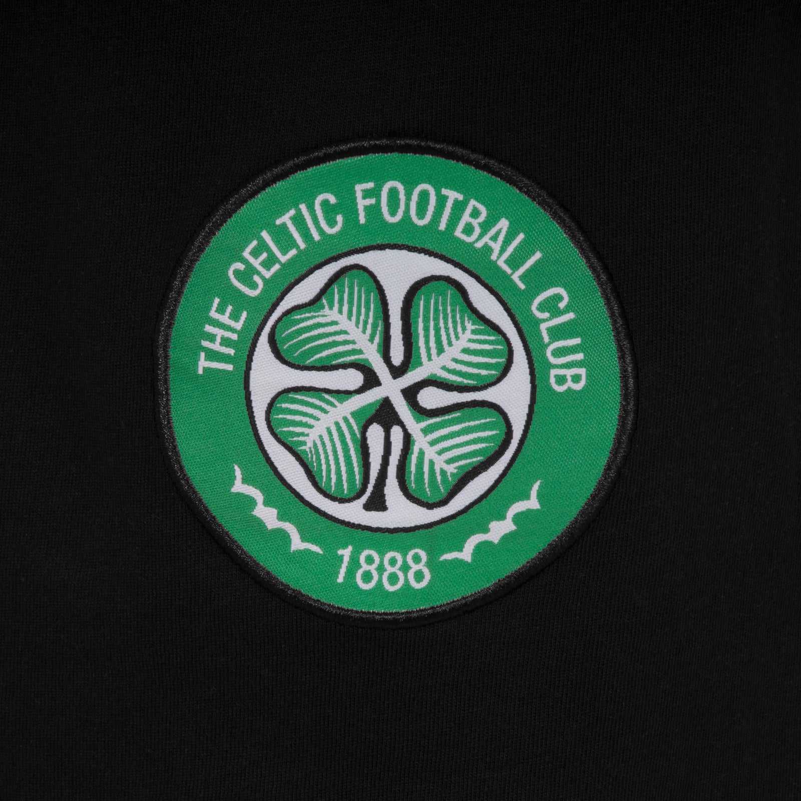 Celtic adults long pyjamas in black. Short sleeve top with badge to chest and long bottoms with badge.